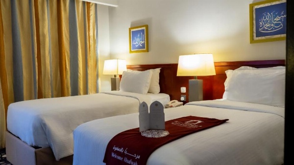 Twin room with TV and city view at Al Safwah Hotel 3.