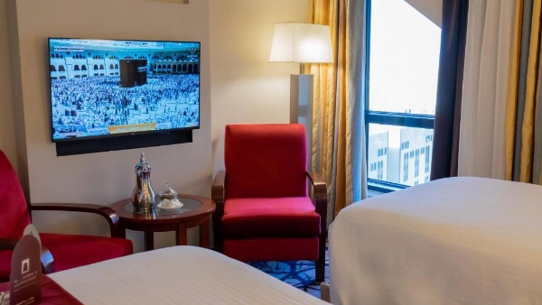 Twin beds with white linens at Al Safwah Hotel Third Tower 3.