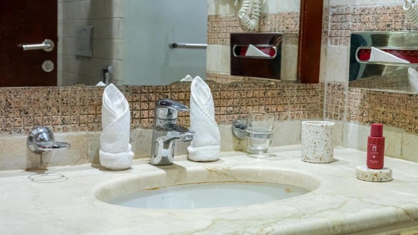 Marble sink and mirror in the bathroom at Al Safwah Hotel 3.